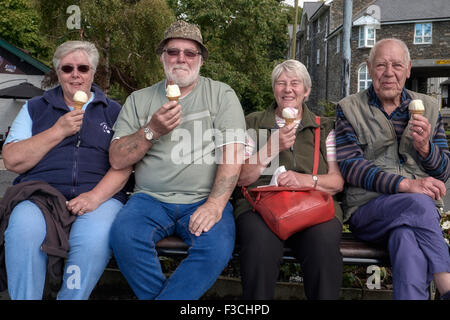 Leute essen Eis. Senioren genießen ein Eis an einem Tagesausflug. Cumbria England UK Stockfoto