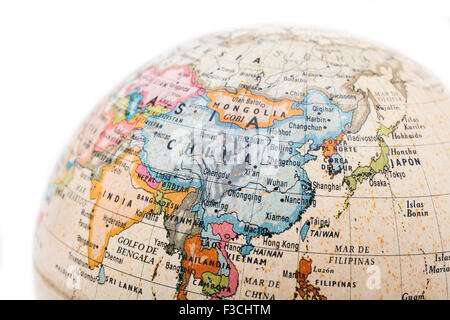 Teil eines Globus mit Landkarte von China isoliert auf weißem Hintergrund Stockfoto