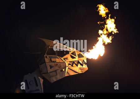 Robosaurus, schießt ein verwandelnde riesige Dinosaurier-Roboter Feuer während eines Auftritts auf der Miramar Air Show im Marine Corps Air Station 3. Oktober 2015 in Miramar, Kalifornien. Stockfoto