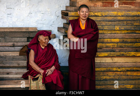 Zwei buddhistische Nonnen in traditionellen Gewändern besuchen religiöses Fest am Kloster Tawang. Stockfoto