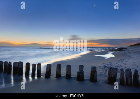 Verträumte verschwommene glühenden Sonnenuntergang Seestück Stockfoto