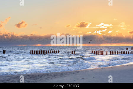 Verträumte verschwommene glühenden Sonnenuntergang Seestück Stockfoto