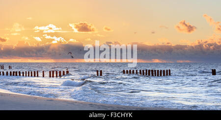 Verträumte verschwommene glühenden Sonnenuntergang Seestück Stockfoto