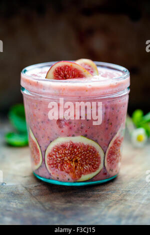 Erdbeer Smoothie mit Feigen Stockfoto