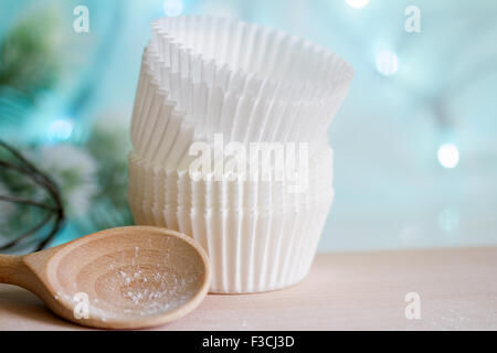 Christmas Cupcake Formen mit Holzlöffel und Tanne-Konzept Stockfoto