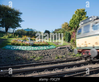 Blumige Zeichen außerhalb Grosmont (ausgesprochen Growmont) Station auf der North Yorkshire Dampf Bahnstrecke verläuft von Pickering Stockfoto