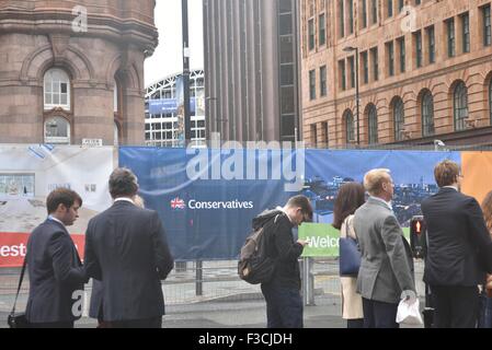 Manchester UK 5. Oktober 2015 feiern Mitglieder Warteschlange für die Einreise in Manchester Central, der Schauplatz der Parteitag der konservativen, die gestern begonnen und endet am Mittwoch, 7. Oktober. Konservative Partei Konferenz Manchester, UK Credit: John Fryer/Alamy Live-Nachrichten Stockfoto