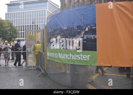 Manchester UK 5. Oktober 2015 feiern Membersgo durch die Sicherheitskontrolle für die Einreise in Manchester Central, der Schauplatz der Parteitag der konservativen, die gestern begonnen und endet am Mittwoch, 7. Oktober. Konservative Partei Konferenz Manchester, UK Credit: John Fryer/Alamy Live-Nachrichten Stockfoto