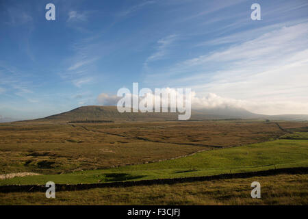 Ingleborough ist der zweite höchste Berg in den Yorkshire Dales, 723 m. Es ist eines der drei Zinnen Yorkshire. Stockfoto