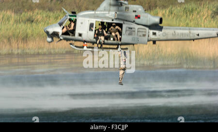 US-Spezialeinheiten der Marine Commandos mit 1. Force Reconnaissance Company, springen von einem Hubschrauber UH-1Y Venom in Ferguson See während der Einfügung Ausbildung genannt Helocasting 3. Oktober 2015 in der Nähe von Yuma, Arizona. Stockfoto