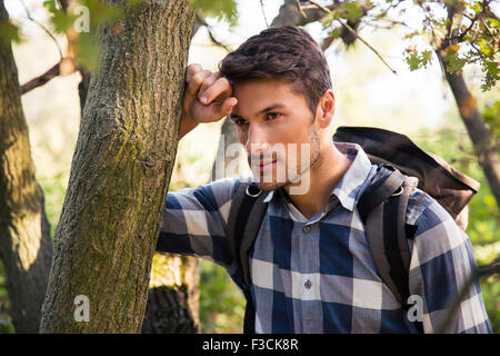 Porträt von nachdenklich männlichen Wanderer stehend im Wald Stockfoto