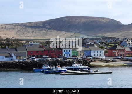 Blick auf Main Street, Portmagee, County Kerry, Irland, die Brücke zwischen Festland auf Valentia Island entnommen Stockfoto