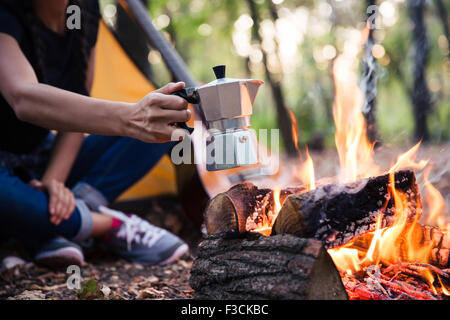 Porträt eines Paares Kaffeekochen auf dem Lagerfeuer im Wald Stockfoto