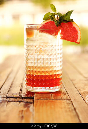 Glas frische Limonade mit Minze auf einem Holztisch hautnah Stockfoto