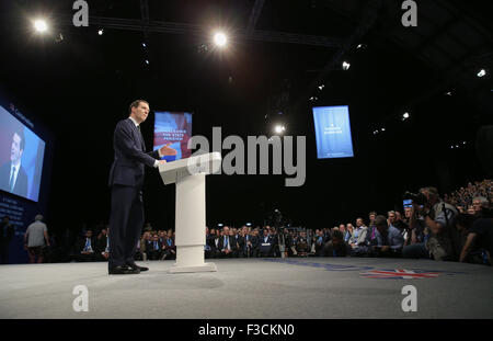 Manchester, UK. 5. Oktober 2015. George Osbourne Mp Chancellor Of The Exchequer konservative Partei Konferenz 2015 Manchester Central, Manchester, England 5. Oktober 2015 befasst sich mit der konservativen Partei Konferenz 2015 im Manchester Central, Manchester Credit: Allstar Bild Bibliothek/Alamy Live-Nachrichten Stockfoto