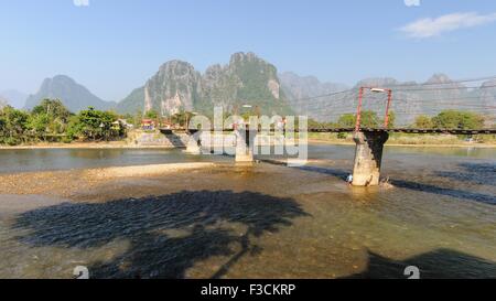 Seil, die hölzerne Brücke über Fluss Song in Vang Vieng, Laos. Stockfoto