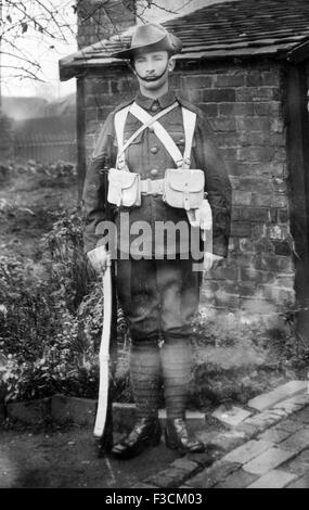 viktorianische Soldat mit Slade Wallace Lederausstattung und Martini-Henry Burenkrieg Zeitraum Gewehr Stockfoto