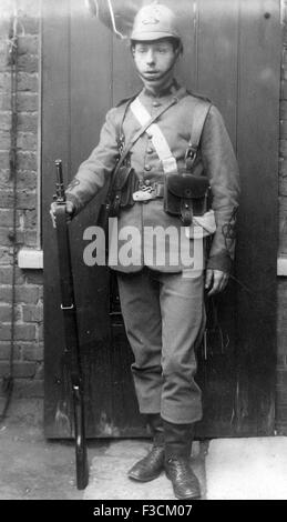 viktorianische Soldat mit Slade Wallace Lederausstattung und Martini-Henry Burenkrieg Zeitraum Gewehr Stockfoto