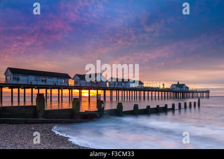 Die Sonne geht hinter dem Pier in Southwold in Suffolk in Mitte August. Stockfoto