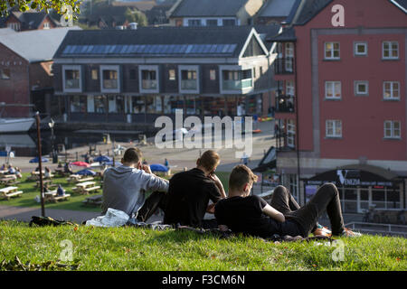 Jungs genießen den Blick auf historische Kai von Exeter City, einer der schönsten Gegenden der Stadt, beliebt bei Einheimischen und Besuch Stockfoto