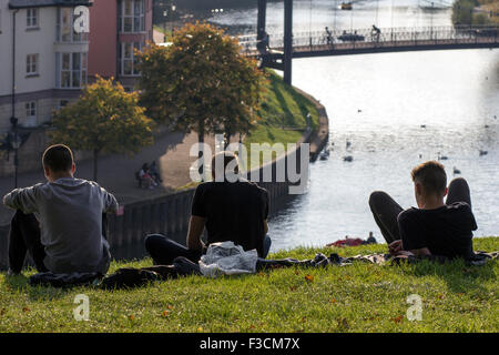 Jungs genießen den Blick auf historische Kai von Exeter City, einer der schönsten Gegenden der Stadt, beliebt bei Einheimischen und Besuch Stockfoto