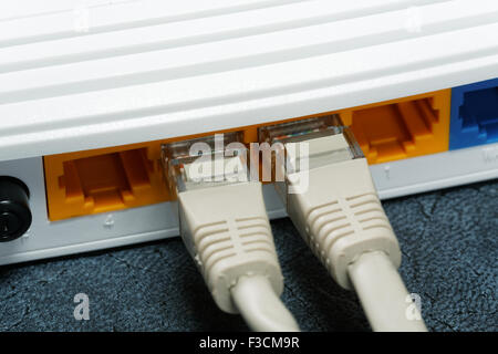 Wireless-Router und Netzwerkkabel Stockfoto