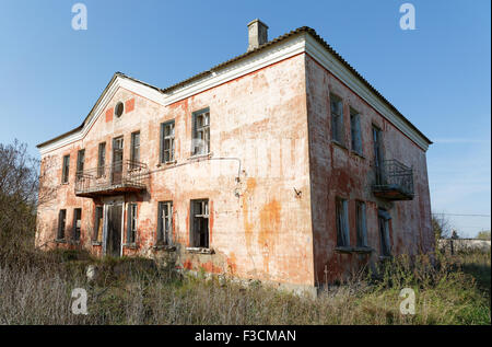 Altbauwohnung mit zerbrochenen Fenstern und Türen Stockfoto