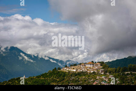 Kloster Tawang gesetzt gegen hohen Himalaya-Gipfeln und mit Blick auf Stadt an einem sonnigen Tag in Tawang. Stockfoto