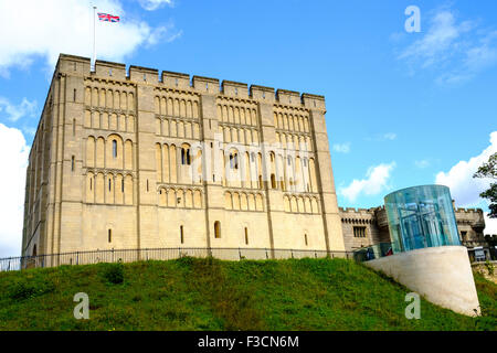 Norwich Schloss ist eine mittelalterliche königliche Festung in der Stadt Norwich in der englischen Grafschaft Norfolk. Es wurde in der Zeit nach der normannischen Eroberung Englands gegründet, als Wilhelm der Eroberer (1066 – 1087) seine Konstruktion bestellt, weil er einen befestigten Platz in der wichtigen Stadt Norwich haben wollte. Es erwies sich als seine einzige Burg in East Anglia. Es ist eines der 12 Ortsbilder von Norwich. Das Schloss beherbergt heute die Norwich Schloss Museum & Kunstgalerie, die bedeutende Objekte aus der Region, vor allem archäologische Funde enthält. Stockfoto