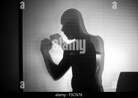 Silhouette der Kämpfer mit Fäusten angehoben Stockfoto
