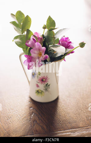 Frisch geschnittene Blumen in vase Stockfoto