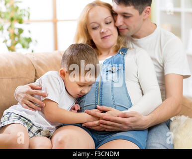 Familie erwartet Nachwuchs.  Kleiner junge schwangere Mutter Bauch zu berühren Stockfoto