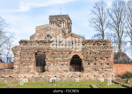 Jewry Wall, die Reste der römischen Bäder in Leicester, England, UK, mit St. Nicholas Kirche hinter sich. Stockfoto