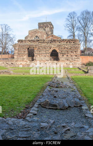 Jewry Wall, die Grundlagen und die Überreste der römischen Bäder in Leicester, England, UK, mit St. Nicholas Kirche hinter sich. Stockfoto