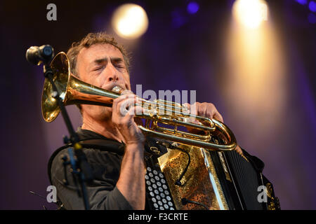 Multi-instrumentalist Hubert von Goisern spielt das Tenorhorn auf der Bühne in Salzburg beim tragen immer noch des Akkordeons Stockfoto