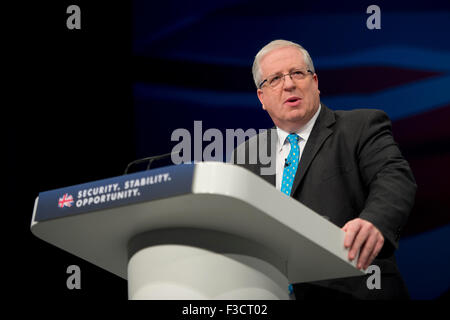 Manchester, UK. 5. Oktober 2015. Die Rt Hon Patrick McLoughlin MP, Secretary Of State for Transport spricht am Tag2 der 2015 Parteitag der Konservativen in Manchester. Bildnachweis: Russell Hart/Alamy Live-Nachrichten. Stockfoto