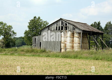 Alte hölzerne Scheune Ballen Heu auf dem Weg in den belgischen Ardennen Stockfoto