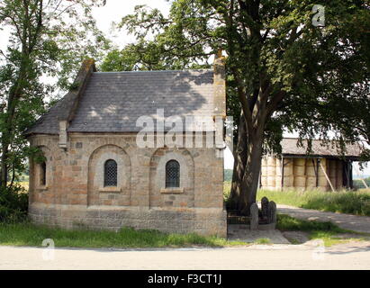 Kapelle auf dem Weg in den belgischen Ardennen Stockfoto