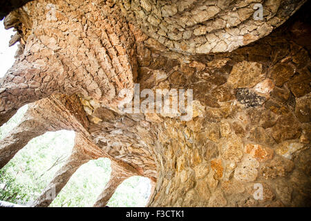 Stein-Spalten im Park Güell, Barcelona Stockfoto