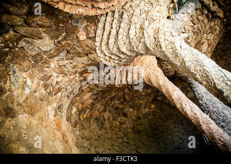 Stein-Spalten im Park Güell, Barcelona Stockfoto