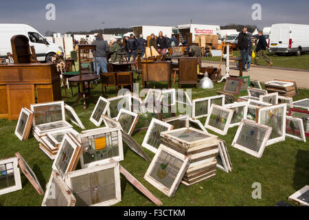 Großbritannien, England, Lincolnshire, Lincoln, Antiquitätenmesse, 1930er Jahre Art-deco-verbleites Windows in original-frames Stockfoto