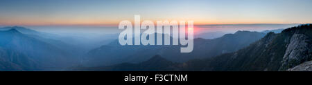 Sonnenuntergang über der Sierra Nevada von Moro Rock, Sequoia Nationalpark, Kalifornien, USA Stockfoto