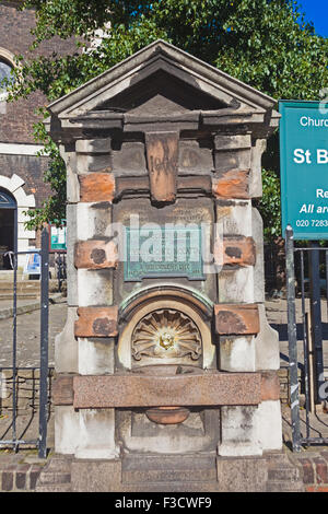 Stadt von London A überleben Edwardian Trinkbrunnen von die Kirche von St Botolph ohne Aldgate Stockfoto