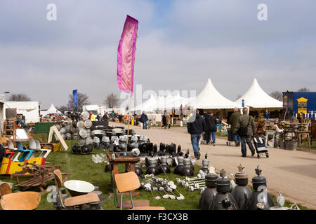 Großbritannien, England, Lincolnshire, Lincoln, Antiquitätenmesse, stall Verkauf aufgearbeiteten Industriebeleuchtung Stockfoto