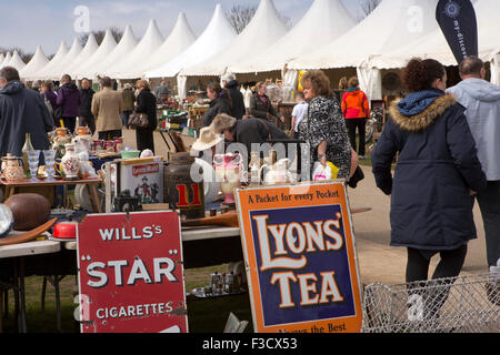 Großbritannien, England, Lincolnshire, Lincoln, Antiquitätenmesse, Kunden surfen gut bestückte Stände Stockfoto