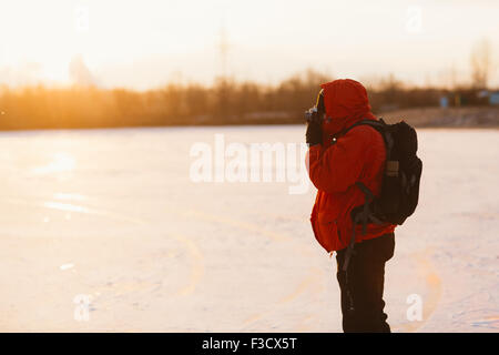 Fotografen Fotografieren am Ufer Flusses im winter Stockfoto