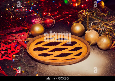 Auswahl an traditionellen Weihnachten Mince Pies mit Weihnachten Hintergrund Stockfoto