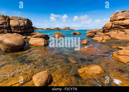 Riesige Felsen an der Côte Granit rose rosa Granit Küste Ploumanac´h Perros Guirec französische Bretagne Frankreich Europa Stockfoto