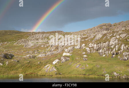 Regenbogen während Regenschauer auf die Beara Way Wanderweg in Garinish, Beara Halbinsel, County Cork, Irland Stockfoto