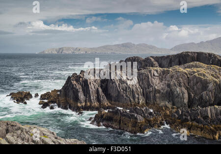 Blick von der Beara Way Wanderweg in Garinish über Ballydonegan Bucht in Richtung Allihies, Beara Halbinsel, County Cork, Irland Stockfoto